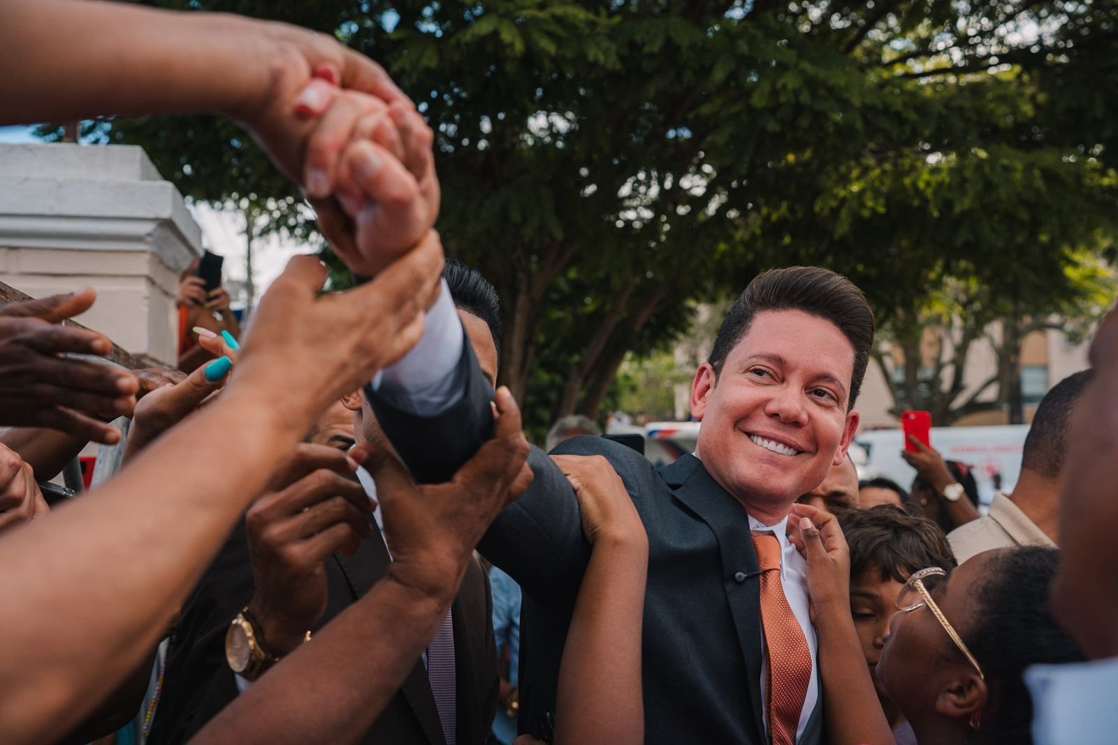 Bispo Bruno Leonardo emociona ao doar meio milhão de reais para hospital em Feira de Santana 