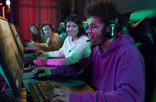 Como o direito para atletas protege streamers e jogadores de e-sports em contratos digitais?