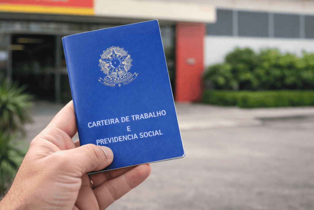 A modalidade intermitente segue as normas da CLT, incluindo férias proporcionais, descanso remunerado, 13º salário, entre outros direitos dos trabalhadores