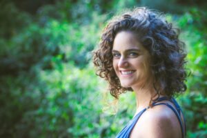 Laís Gervásio, mentora de jornadas femininas, lança a obra “Amar-se: 55 lembretes para florescer o autoamor” em Florianópolis