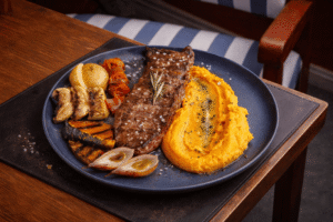 Em sintonia com a busca por leveza e bem-estar, casa de culinária uruguaia de Florianópolis aposta em cortes magros e acompanhamentos saudáveis sem abrir mão do sabor