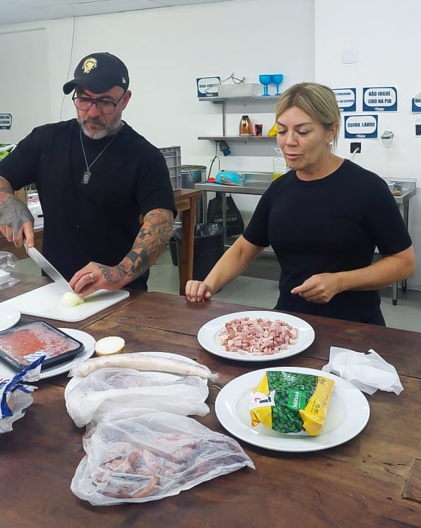 Henrique Fogaça e Hérika Skaff nos bastidores do Fábrica de Chefs em Vitoria- ES