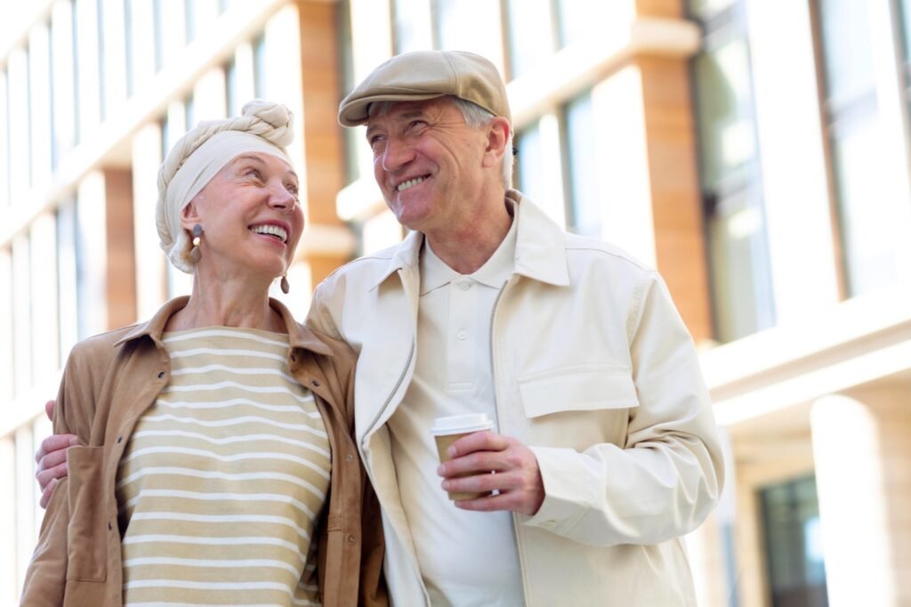 O conceito Senior Living surge como resposta ao novo perfil da população madura, que envelhece de forma mais ativa